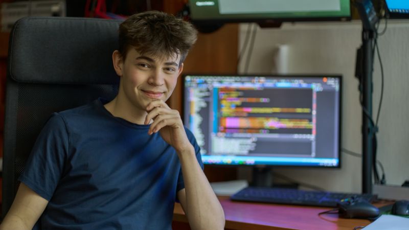 Estudiante de programaci&oacute;n trabajando en computadora