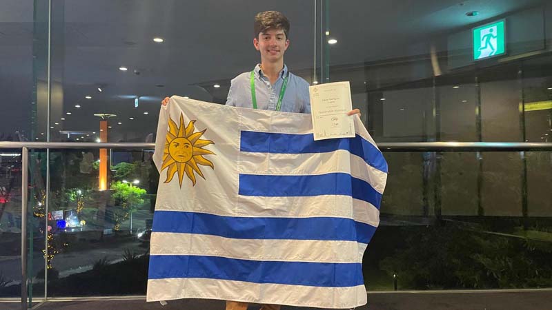 *Tobías Rodríguez representando a Uruguay en la International Mathematical Olympiad que se realizó en Japón*