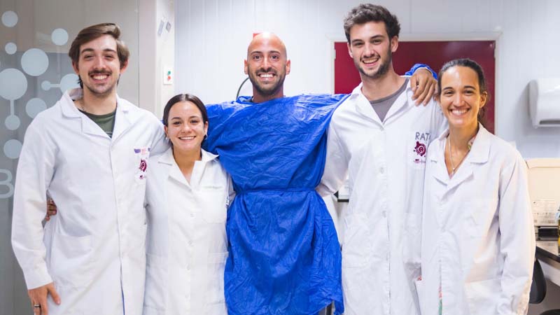 *Mariana Umpiérrez y Nicolás Perroni, fundador e Mushlove, junto a graduados de biotecnología que participan en el proyecto*