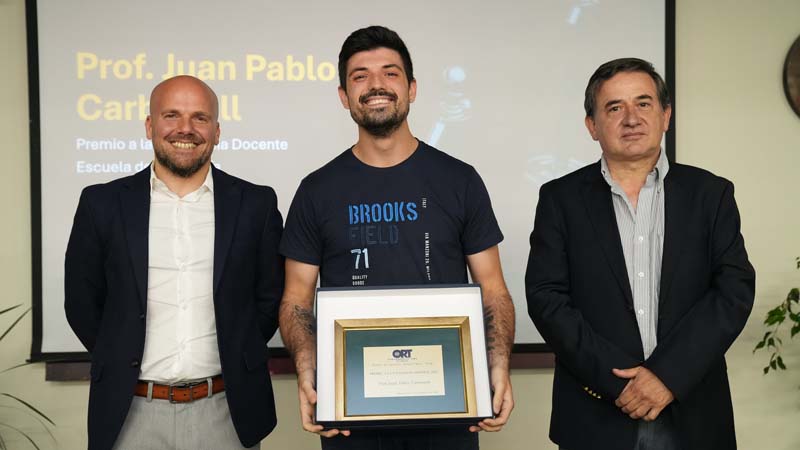 *Juan Pablo Carbonell junto al Ing. Eduardo Mangarelli, decano de la facultad y al Dr. Fernanado Paganini, vicedecano de investigación*