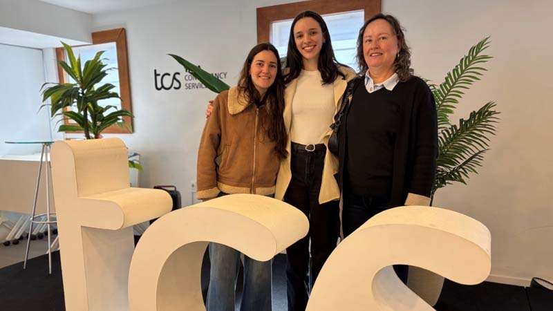 Ana junto a su madre y hermana