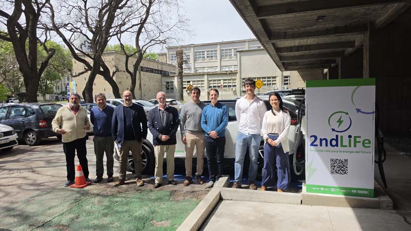 *Integrantes del proyecto 2ndLife y representantes de las instituciones participantes durante la inauguraci&oacute;n del prototipo en la Facultad de Ingenier&iacute;a de la Udelar.*